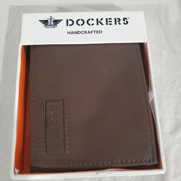 Mens Dockers Handcrafted Wallet - Picture 1 of 5